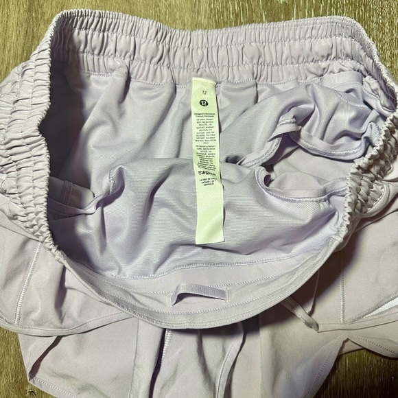 Lululemon Hotty Hot Low Rise Lined Short 2.5” - Picture 3 of 4